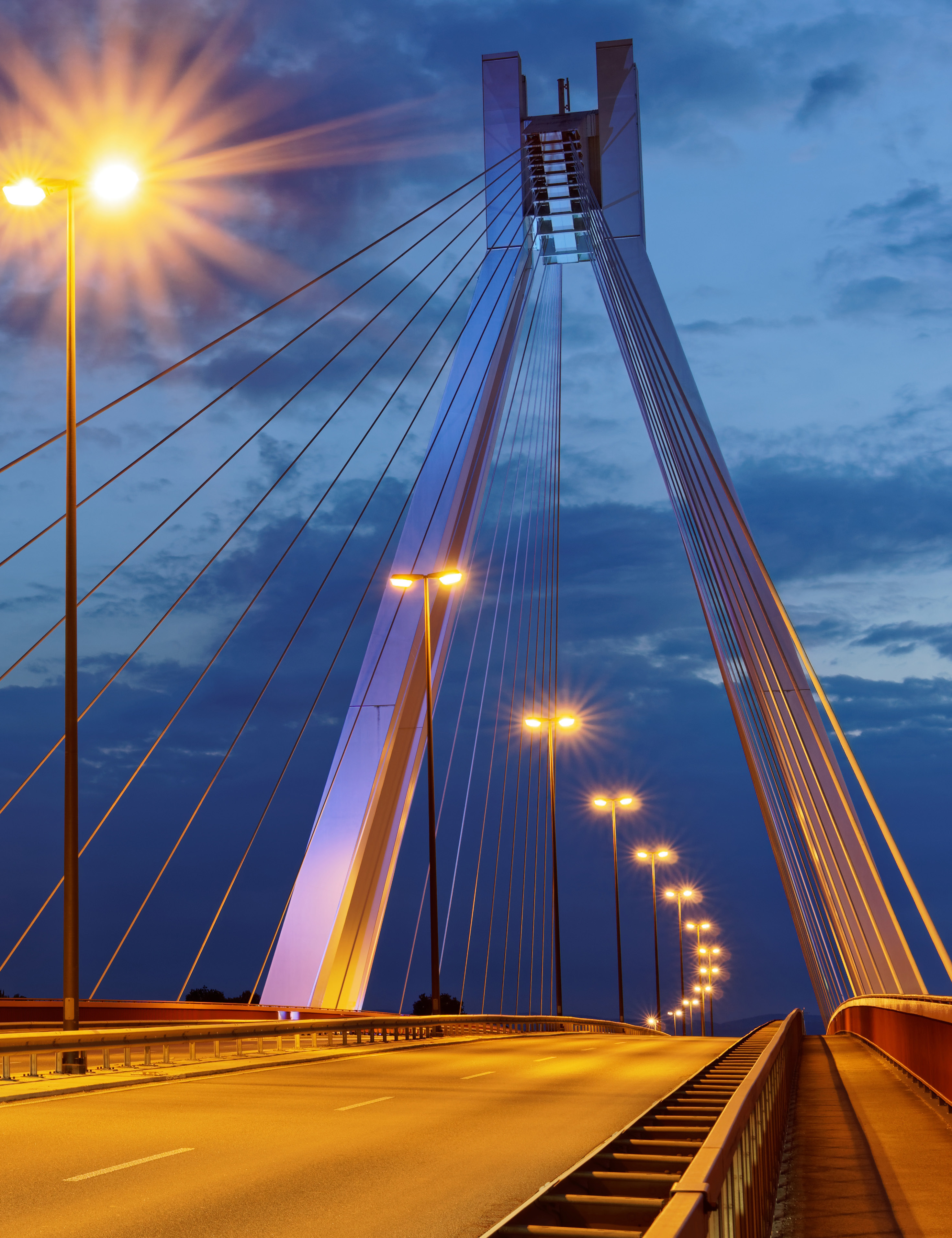 Beleuchtete Schrägseilbrücke bei Nacht
