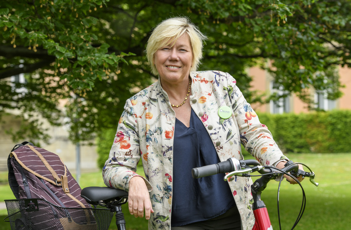 BUND-Landesvorsitzende Sylvia Pilarsky-Grosch mit Fahrrad