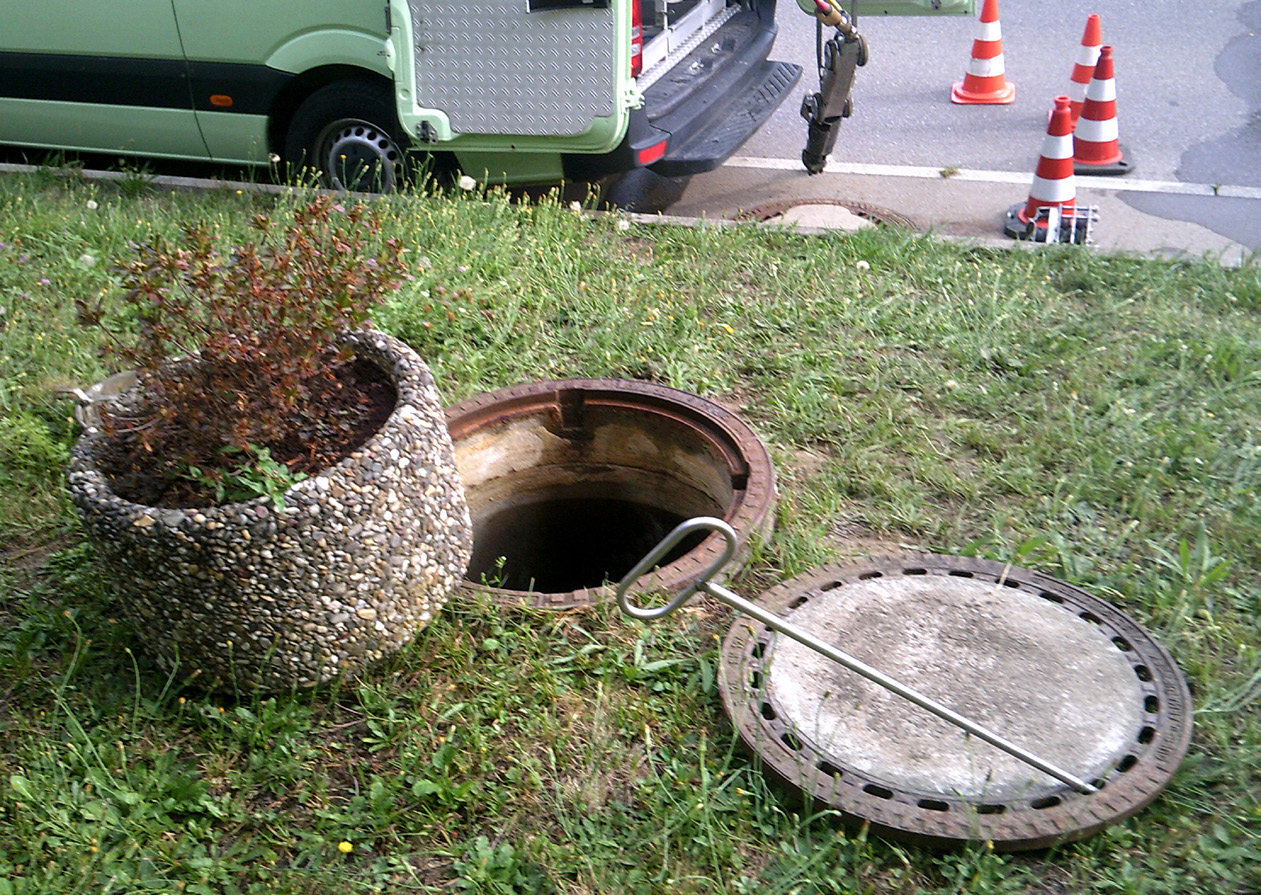 Geöffneter Abwasserschacht während der Untersuchung einer privaten Abwasserleitung
