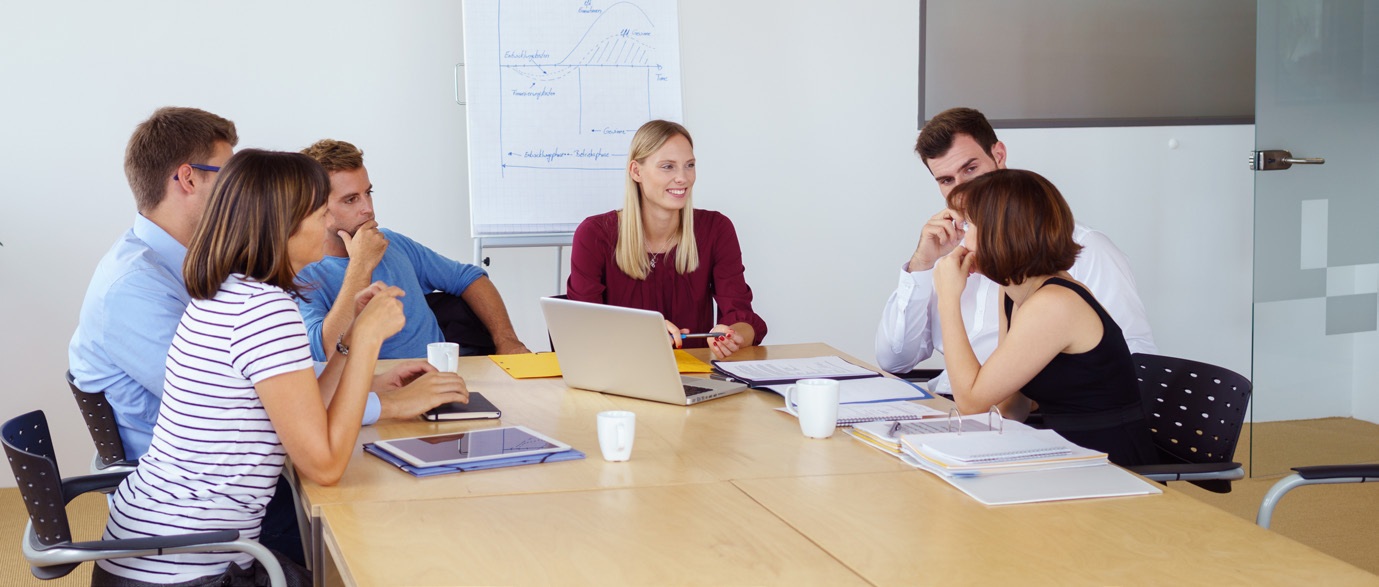 Mitarbeitende beraten gemeinsam über Ideen für das Personalmarketing