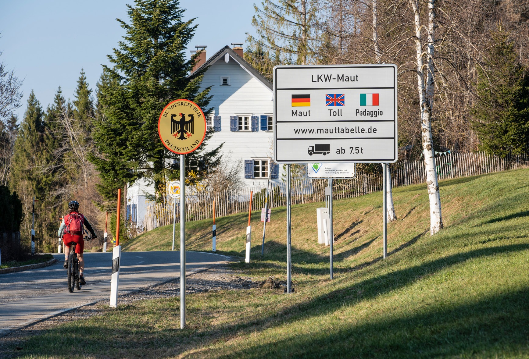 Grenzübergang mit Hinweisschild zur Lkw-Maut