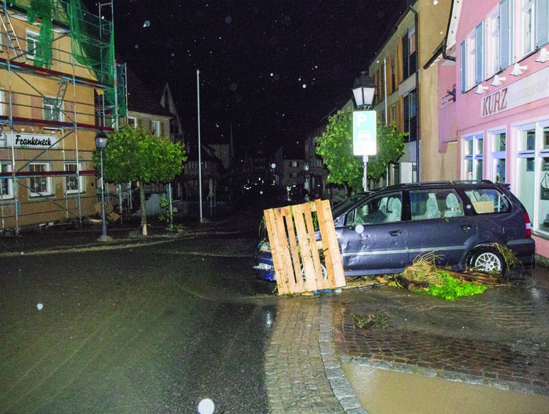 Beschädigtes Auto nach der Sturzflut in Niedernhall 2016
