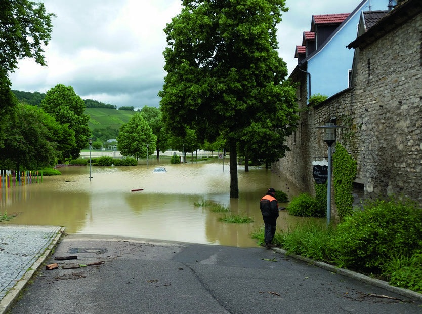 Überflutete Straße nach der Sturzflut in Niedernhall 2016