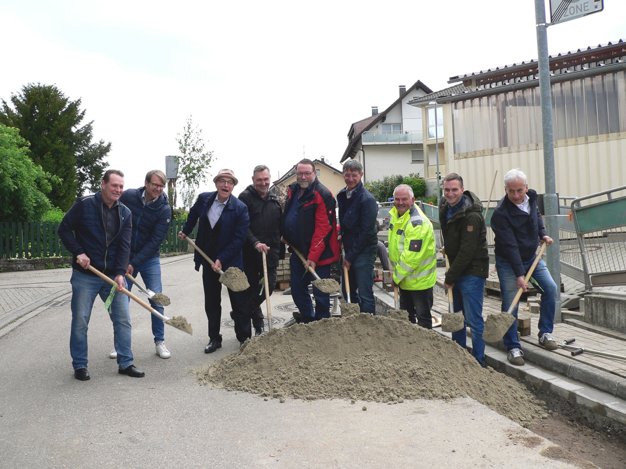 Startschuss für das neue Nahwärmenetz: Bild des Spatenstichs