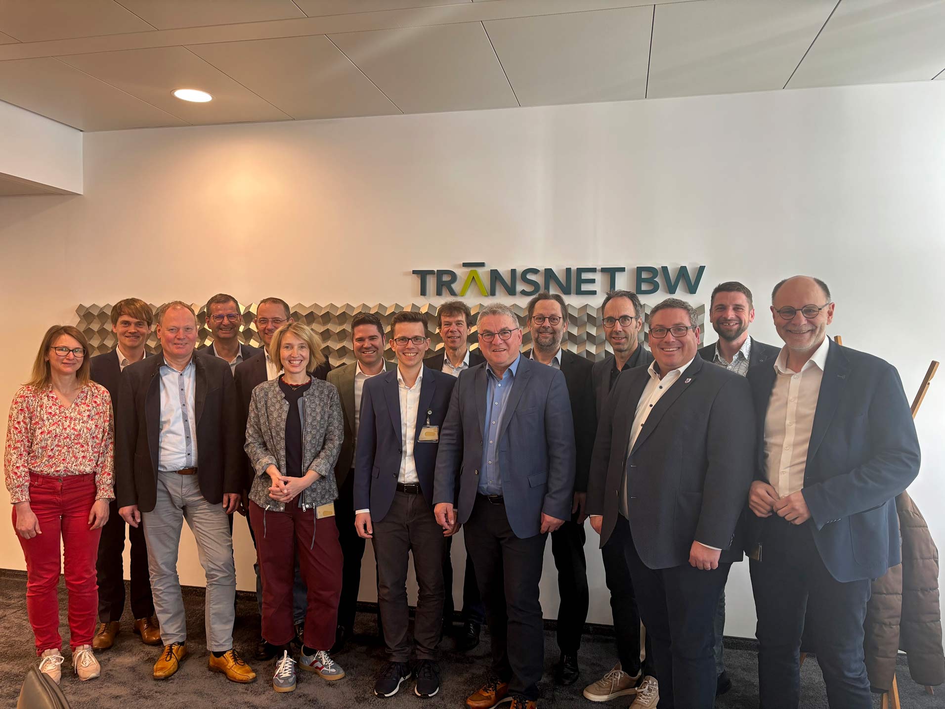 Besuch des Kreisverbands Konstanz bei TransnetBW zum Thema Versorgungssicherheit. In der Mitte: Steißlingens Bürgermeister Benjamin Mors (mit Brille und Namensschild am Revers)