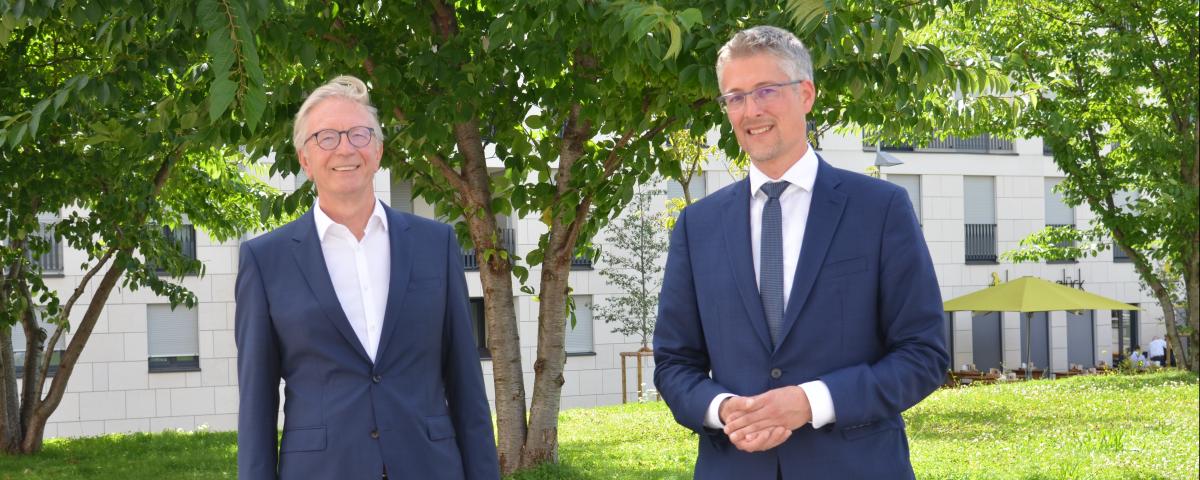 Steffen Jäger nach seiner Wahl zum nächsten Präsidenten des Gemeindetags Baden-Württemberg zusammen mit Roger Kehle