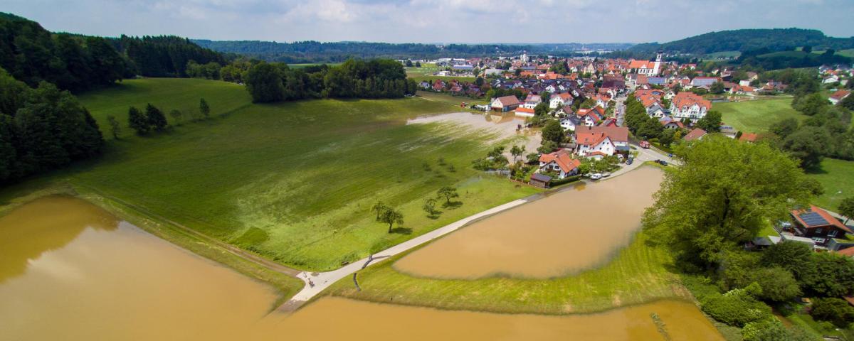 Klimaresiliente Stadtentwicklung: Hochwasserschutzdamm vor der Gemeinde Ummendorf