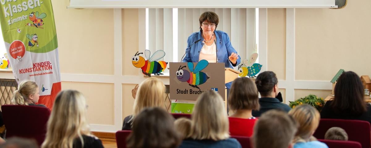 Bruchsals Oberbürgermeisterin Cornelia Petzold-Schick in Brusellas Outdoor-Klassenzimmer