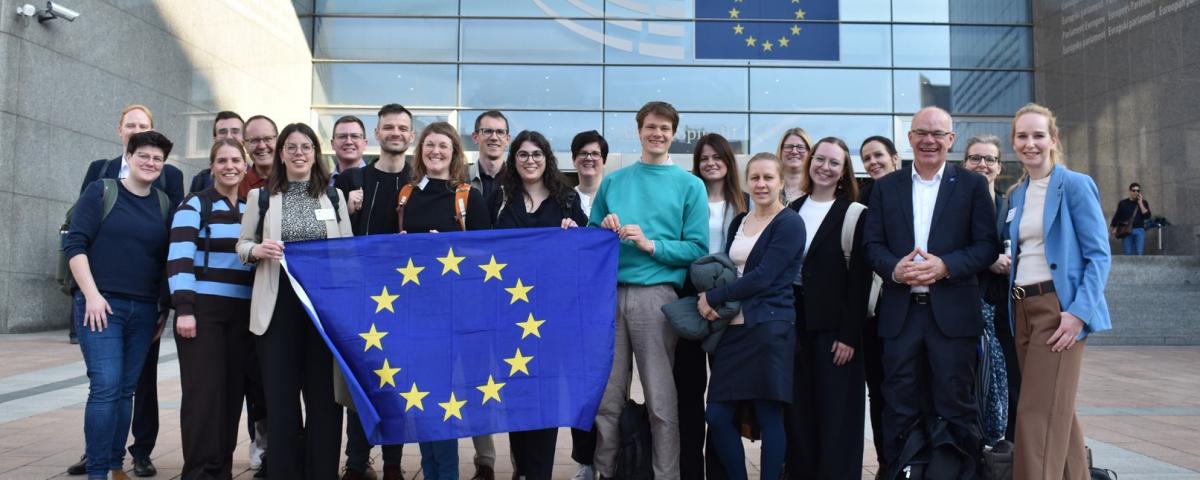 Delegation baden-württembergischer LEADER-Aktionsgruppen vor dem Europäischen Parlament in Brüssel