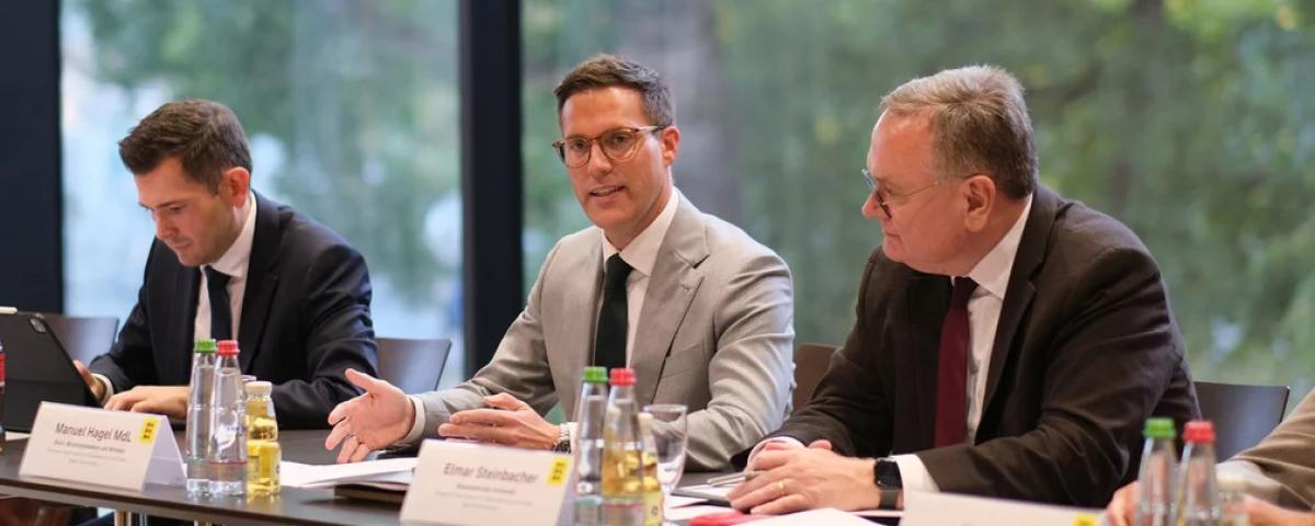 Innenminister Manuel Hagel (Mitte) spricht bei der Auftaktsitzung der Zukunftskommission für Baden-Württemberg.