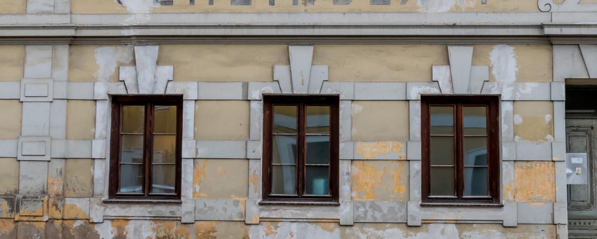 Sanierungsbedürftiges kommunales Gebäude als Symbol für den Investitionsstau