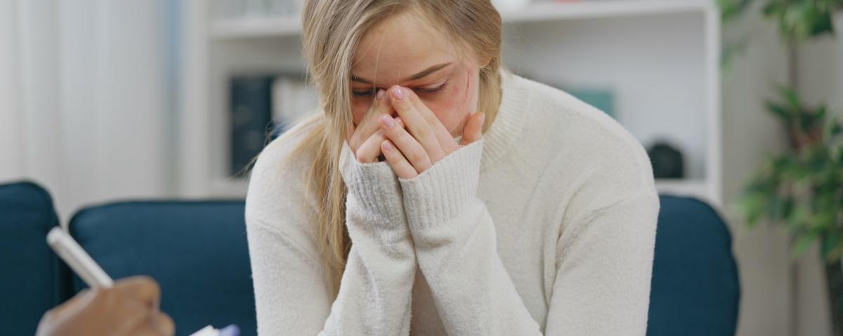 Betroffene Frau in einem Beratungsgespräch zu häuslicher Gewalt