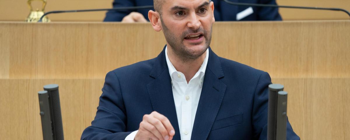 Finanzminister Danyal Bayaz im Landtag von Baden-Württemberg.