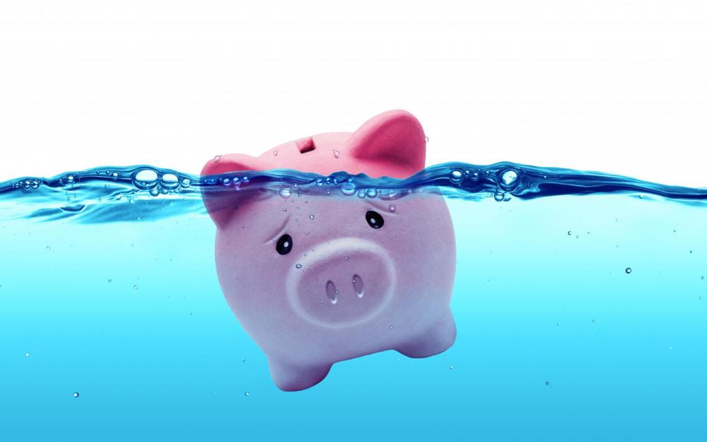 Ein sparschwein geht in Wasser unter.