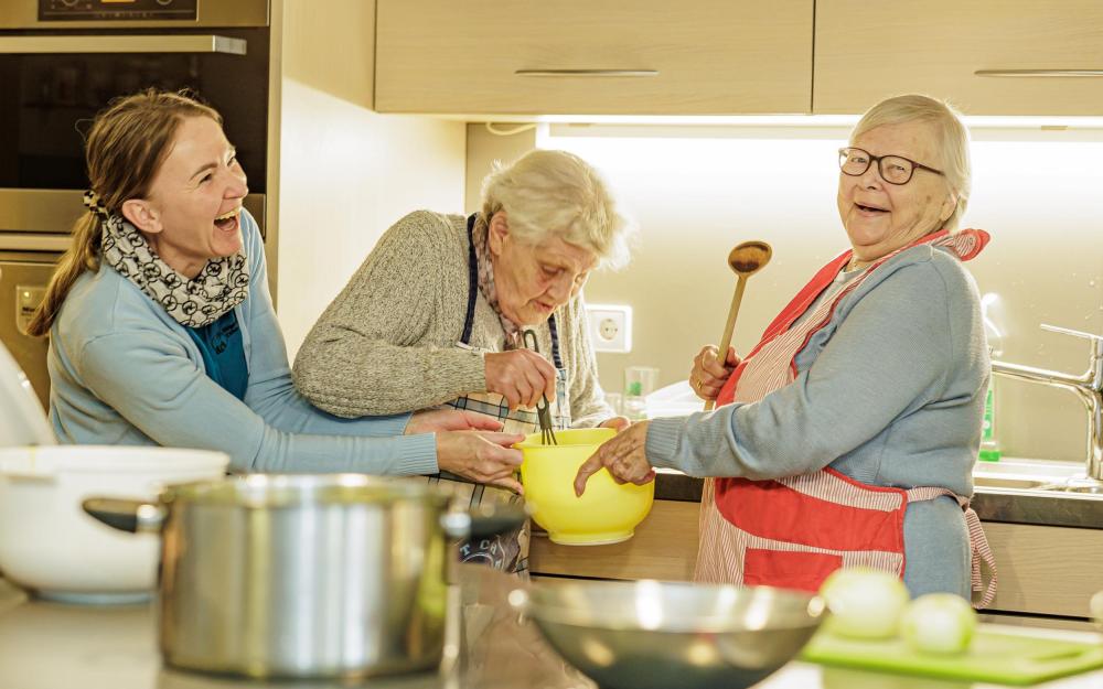 Pflegeheimbewohner kochen zusammen in der Küche