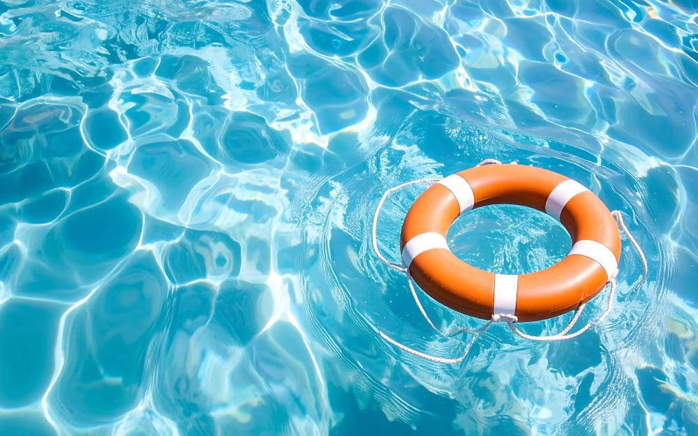 Rettungsring schwimmt auf Wasser