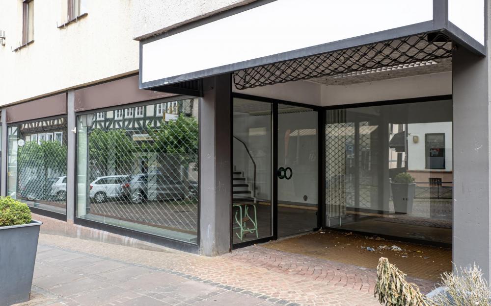 Leeres Schaufenster und ein verwaister Laden in einer Innenstadt