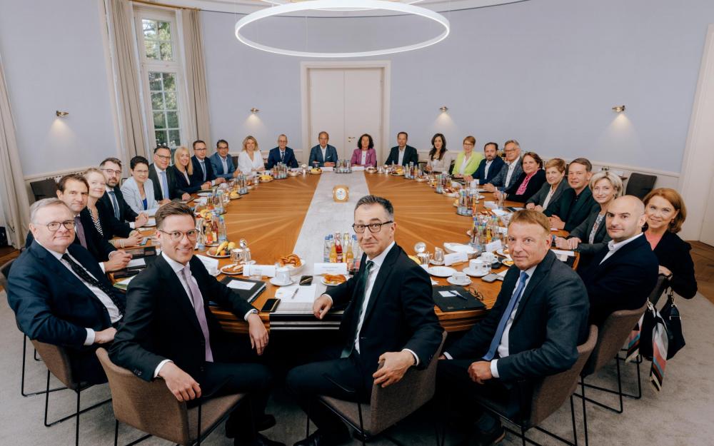 Die Landesregierung von Baden-Württemberg am Kabinettstisch