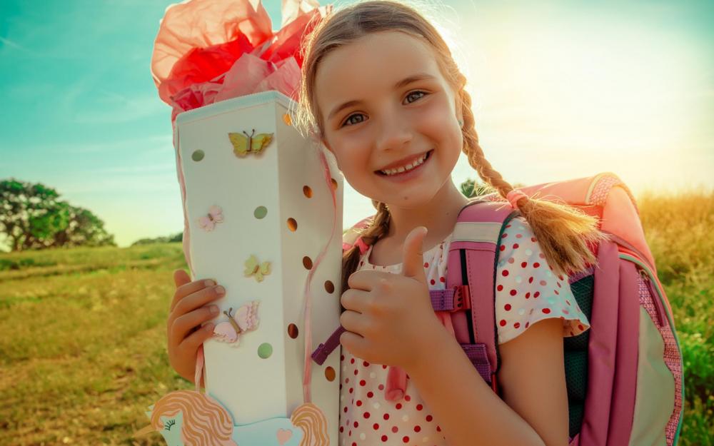 Mädchen mit Schultüte bei der Einschulung
