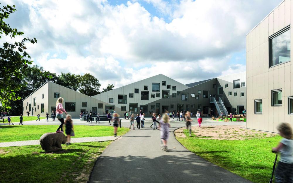 Schulhof der Skovbakkeskole in Odder mit spielenden Kindern