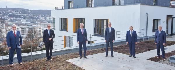 Vizepräsidenten Michael Scharf (v.l.) und Michael Kessler, Ehrenpräsident Roger Kehle, Präsident Steffen Jäger, der Erste Vizepräsident Klaus Holaschke und Vizepräsident Bernd Mangold