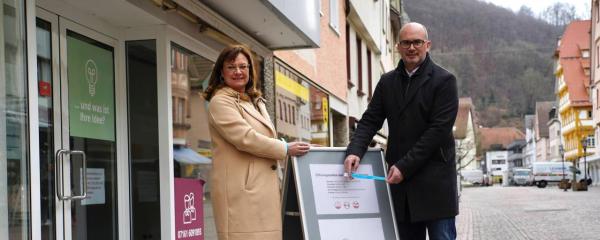 Carola Loibl von den Geislinger Sternen und Oberbürgermeister Frank Dehmer vor der 3G-Kontrollstelle der Stadtverwaltung. 