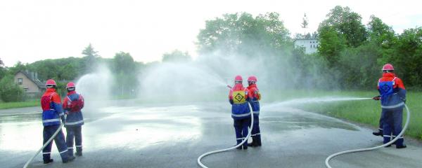 Die Jugendfeuerwehr Heroldstatt übt einen Löschangriff