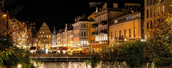 Eine Studie soll zeigen, was das Stadtmarketing zur Belebung der Innenstädte tun kann. Bild: Weihnachtsmarkt in Konstanz am Bodensee