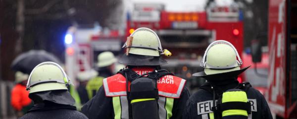 In der Silvesternacht sind Einsatzkräfte gewaltsam von ihrer Arbeit abgehalten worden.