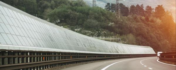 Photovoltaik-Panels an einer Lärmschutzwand 
