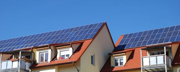 Mehrparteienhäuser mit Photovoltaikanlagen auf den Dächern