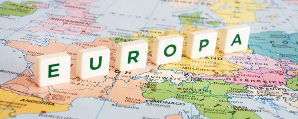Europa-Schriftzug auf einer Landkarte
