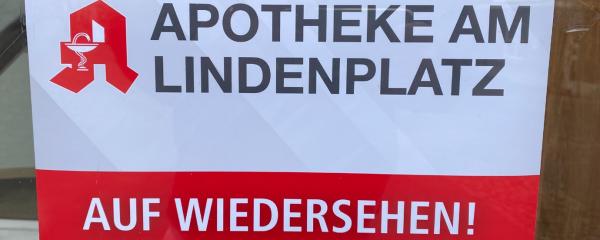 Schild der geschlossenen Apotheke am Lindenplatz