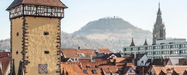Blick auf die Reutlinger Altstadt mit Tübinger Tor, Achalm und Marienkirche.