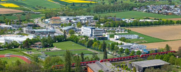 Gewerbegebiet mit Bahnanschluss und umliegenden Wohngebieten